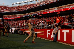 Former San Francisco 49ers Jeff Garcia throws pass into the crowd during the teams' game versus the Arizona Cardinals at Levi's Stadium in Santa Clara, Calif., on Sunday, Oct. 7, 2018.(Randy Vazquez/Bay Area News Group)